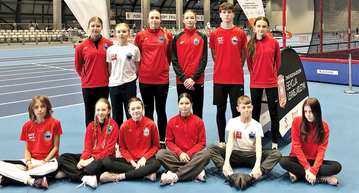 Część reprezentacji UKS „Tempo 5” Przemyśl w trakcie pierwszego halowego startu w 2025 roku. Wielu z nich pobiło swoje rekordy życiowe. Fot. zbiory własne