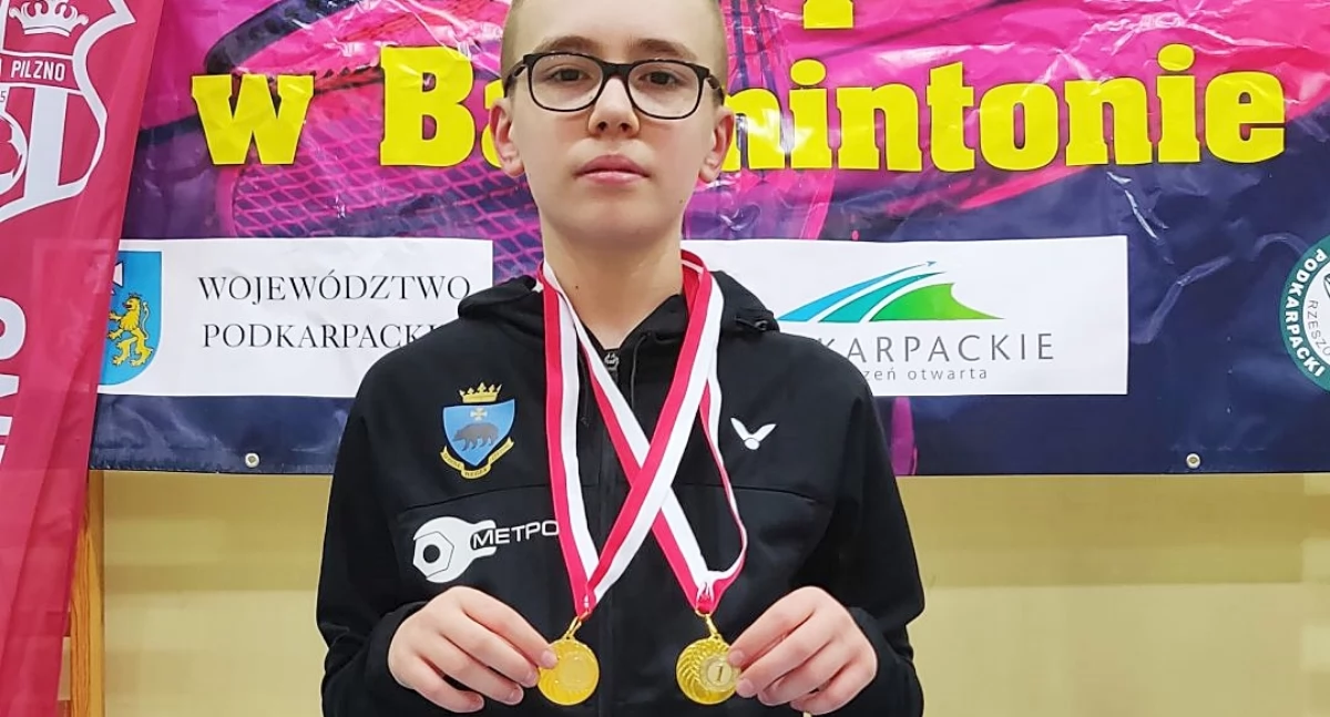 Aleksander Bandrowicz z medalami w singlu i deblu. Fot. zbiory własne