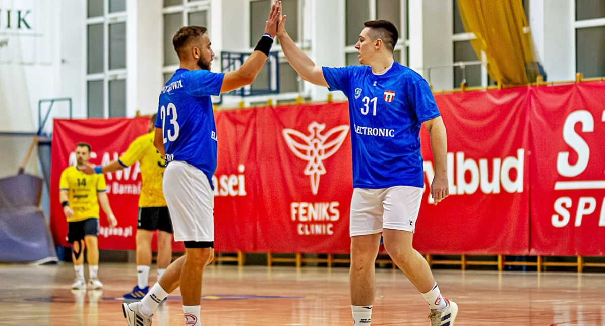 Dwójka Tomasz Kulka (z lewej) – Jakub Curzytek zdobyła w Chrzanowie 14 bramek. Byli najskuteczniejsi w zespole SPR Orła, ale to nie wystarczyło do wygranej. Fot. Agnieszka Kulka