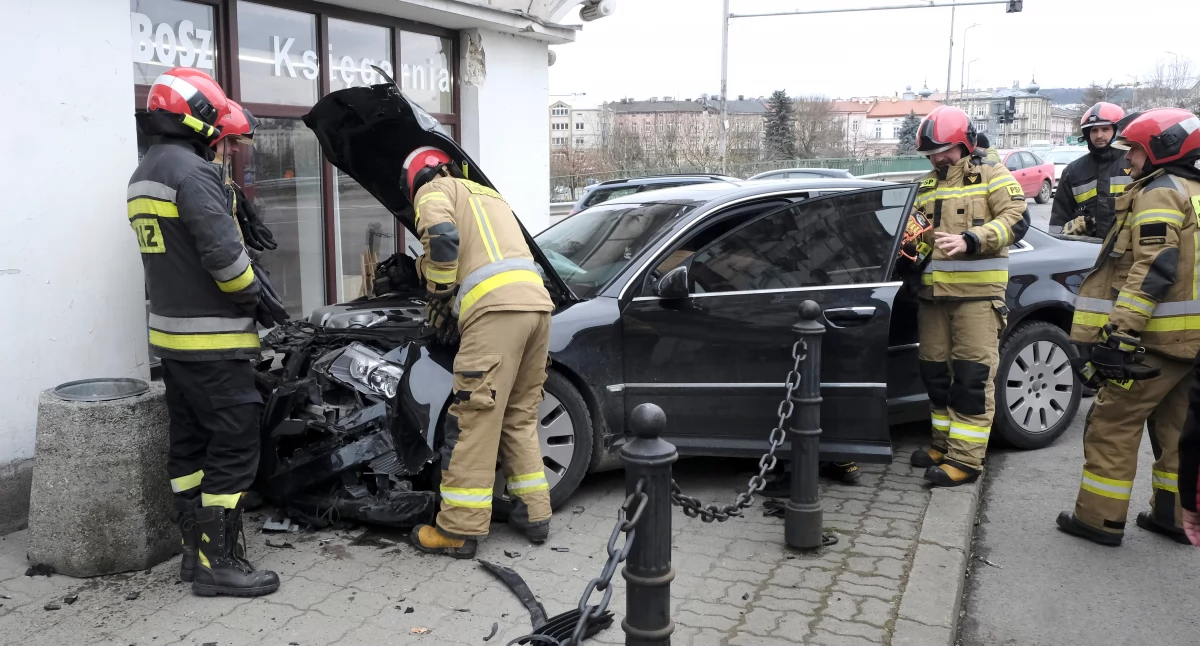 Strażacy zabezpieczają rozbite audi./Fot. JS