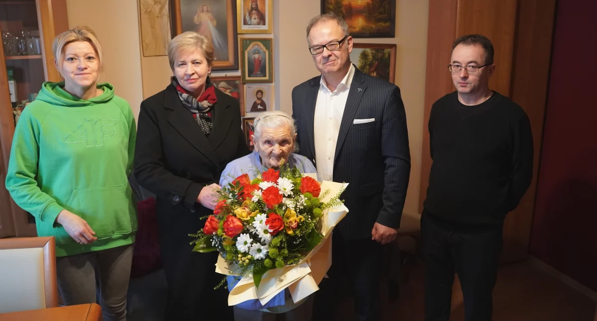 W uroczystym dniu pani Julii życzono wszystkiego, co najlepsze./ FOT. UMiG Sieniawa 