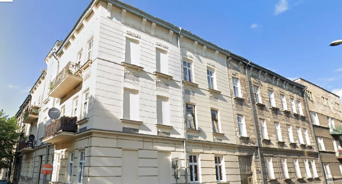 Narożna kamienica na skrzyżowaniu ulic Moniuszki i Tarnawskiego.