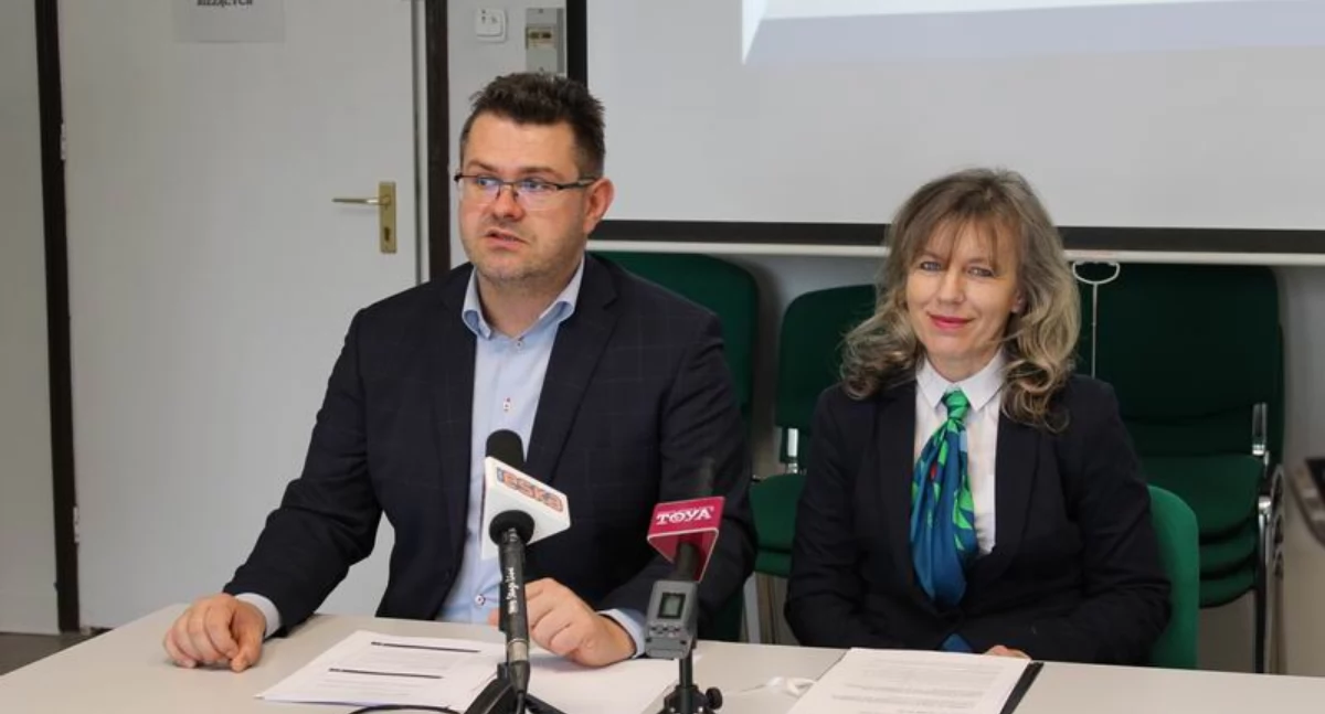 O szczegółach i zasadach wypłaty świadczeń oraz próbach  oszustw, podejmowanych w stosunku do osób starszych przez podszywających się pod pracowników ZUS mówili regionalny rzecznik prasowy ZUS w województwie podkarpackim W. Dyląg oraz kierownik Inspektoratu ZUS w Przemyslu Anna Petruch./ FOT. U. Gielo