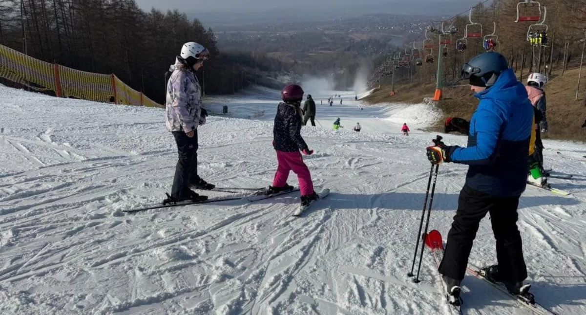 Pierwsi narciarze na ponownie otwartym dzisiaj, 9 lutego br., stoku narciarskim na Zniesieniu. Fot. POSiR
