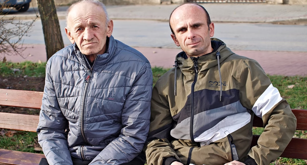 – Nie ustaniemy w składaniu apelacji, bo nie ma naszej zgody na zamiatanie takich spraw pod dywan i karania zwykłego, szarego człowieka. Okazuje się, że do sądu się idzie po wyrok, a nie po sprawiedliwość – stwierdził pan Tomasz Jabłecki (z prawej). Obok jego ojciec Stanisław Jabłecki. Fot. Mariusz Godos