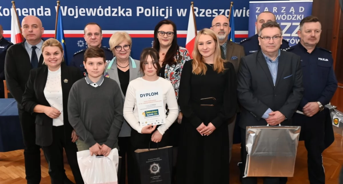 Uczniowie SP w Krasiczynie wraz z opiekunami podczas rozstrzygniecia wojewódzkiego konkursu w Rzeszowie. / FOT. KWP w Rzeszowie
