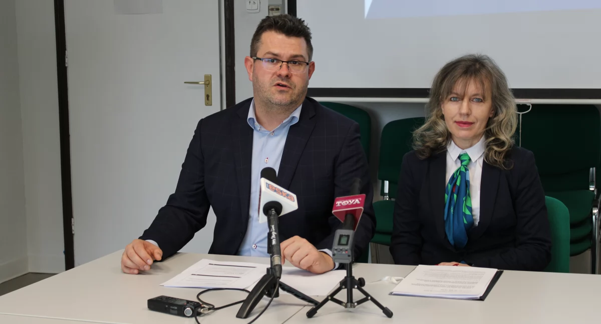O szczegółach wypłaty świadczeń mówili w przemyskim Inspektoracie ZUS kierownik wspomnianej instytucji Anna Petruch oraz regionalny rzecznik ZUS na Podkarpaciu Wojciech Dyląg. Przestrzegli też seniorów przed próbami oszustw./ FOT. U. Gielo