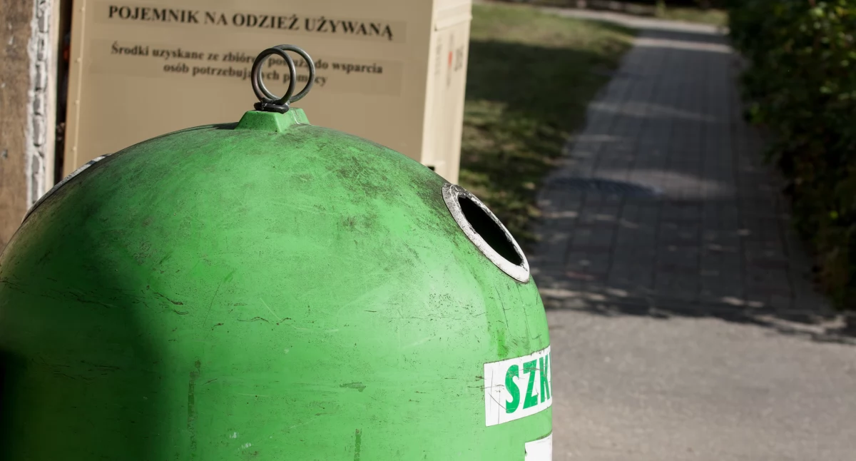 W związku z nowymi regulacjami odzieży używanej czy innego rodzaju tekstyliów nie wolno już wrzucać do pojemników na odpady niesegregowane. Przepisy zobowiązują mieszkańców do segregacji tekstyliów i zawożenia ich do PSZOK. Rzeczy nadające się jeszcze do użytku można też umieścić w kontenerach na odzież używaną. Tych należących do PCK na terenie Przemyśla nie ma, ale być może się pojawią.