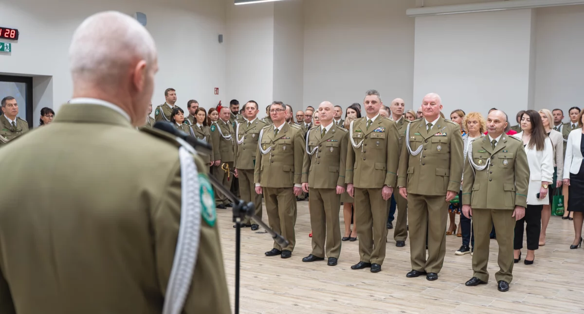 Z mundurem pożegnało się pięciu zasłużonych w służbie oficerów./ FOT. BiOSG