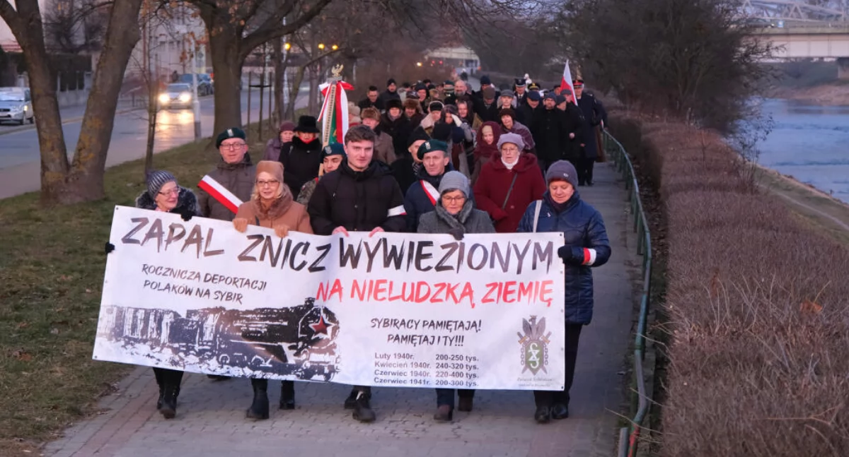 Zgromadzeni przemaszerowali Wybrzeżem Ojca św. Jana Pawła II do pomnika Zesłańców Sybiru i Ofiar Katynia. Fot. UM Przemyśl