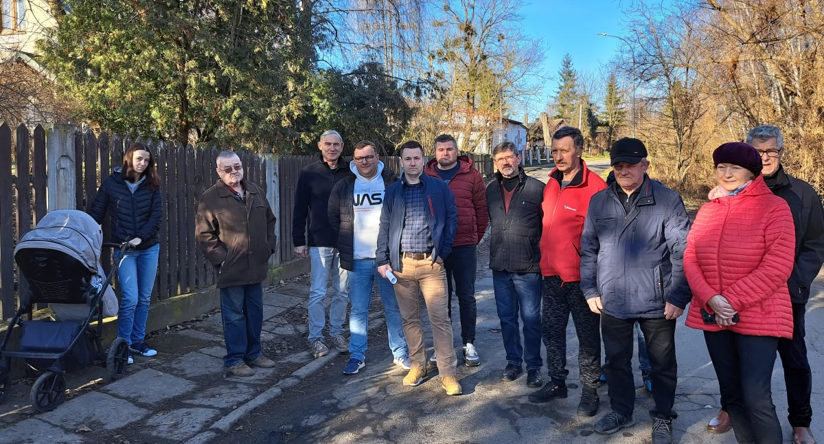 Z mieszkańcami ulicy Sieleckiej spotykamy się w terenie. Od lat nie mogą się doprosić remontu liczącego 900 metrów odcinka Sieleckiej, przy którym mieszkają. Szukają pomysłu na skłonienie samorządu do mobilizacji. – Może należałoby zrobić zgromadzenie i przyblokować tę drogę, nie puszczając kierowców? – zastanawiają się./ FOT. U. Gielo