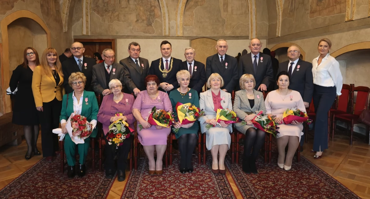 . Jubilaci świętujący złote i w przypadku jednej z par diamentowe gody mieli co wspominać. Sakramentalne „tak” wypowiedzieli 50 bądź 60 lat temu./ FOT. UM Jarosław
