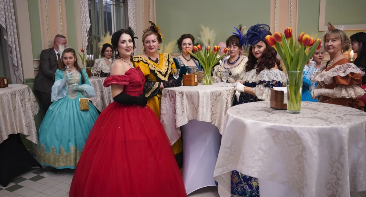 Na pierwszym Przemyskim Balu Epokowym w Restauracji Perła Przemyśla bawiło się około 120 osób./ FOT. Starostwo Powiatowe w Przemyślu