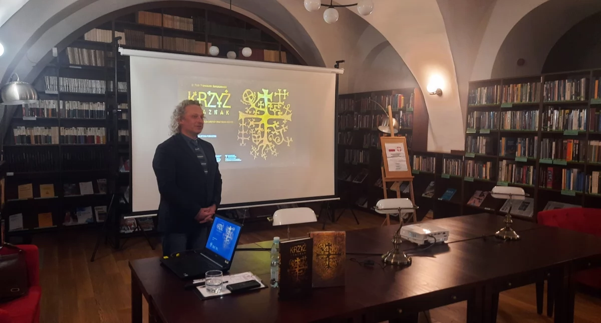 Dr Piotr Franciszek Barszczowski w swoim wystąpieniu przekonywał, że kształt krzyża mówi wiele o jego twórcy i epoce, z której się wywodzi./Fot. Monika Maziarz