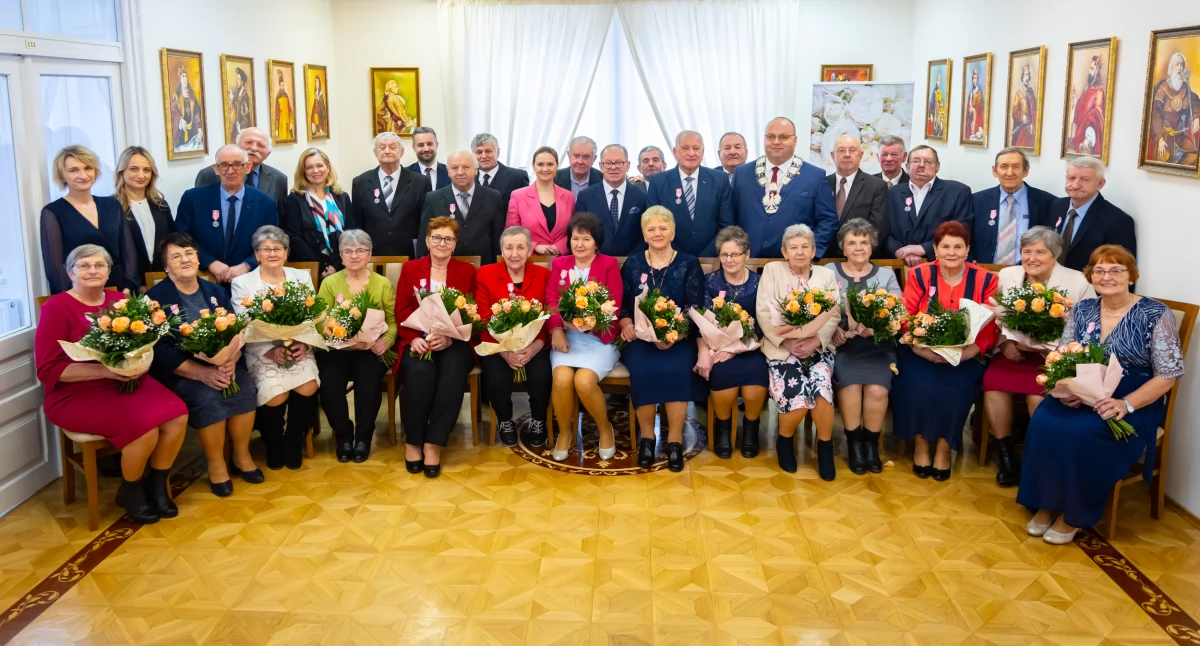 Złote gody to nie tylko święto jubilatów, ale także piękny wzór dla  młodszych pokoleń. Każda z uhonorowanych par jest dowodem na to, że  miłość, zaufanie i wzajemny szacunek to fundament trwałego związku. Jubilatom życzymy kolejnych, pięknych, wspólnych lat./Zdjęcia: GOK Jawornik Polski