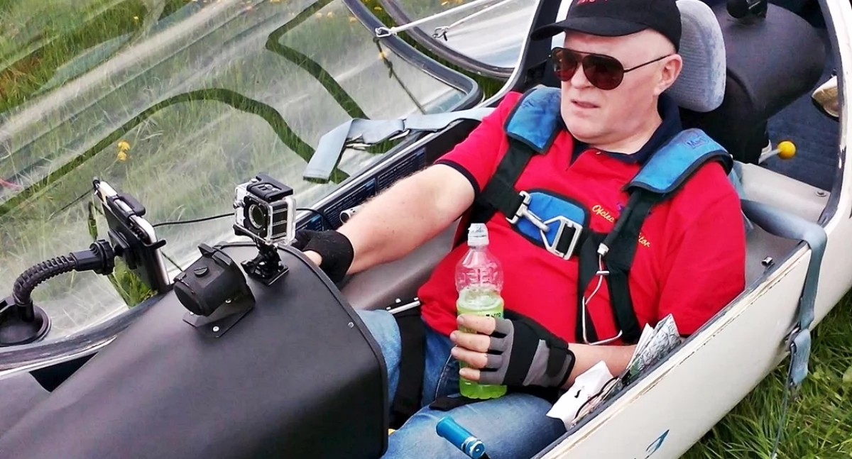 Jarosławianin Zenon Wajda jest wielkim pasjonatem szybownictwa. Przez lata był dyrektorem Aeroklubu Ziemi Jarosławskiej w Laszkach. Fot. Facebook/Zenon Wajda