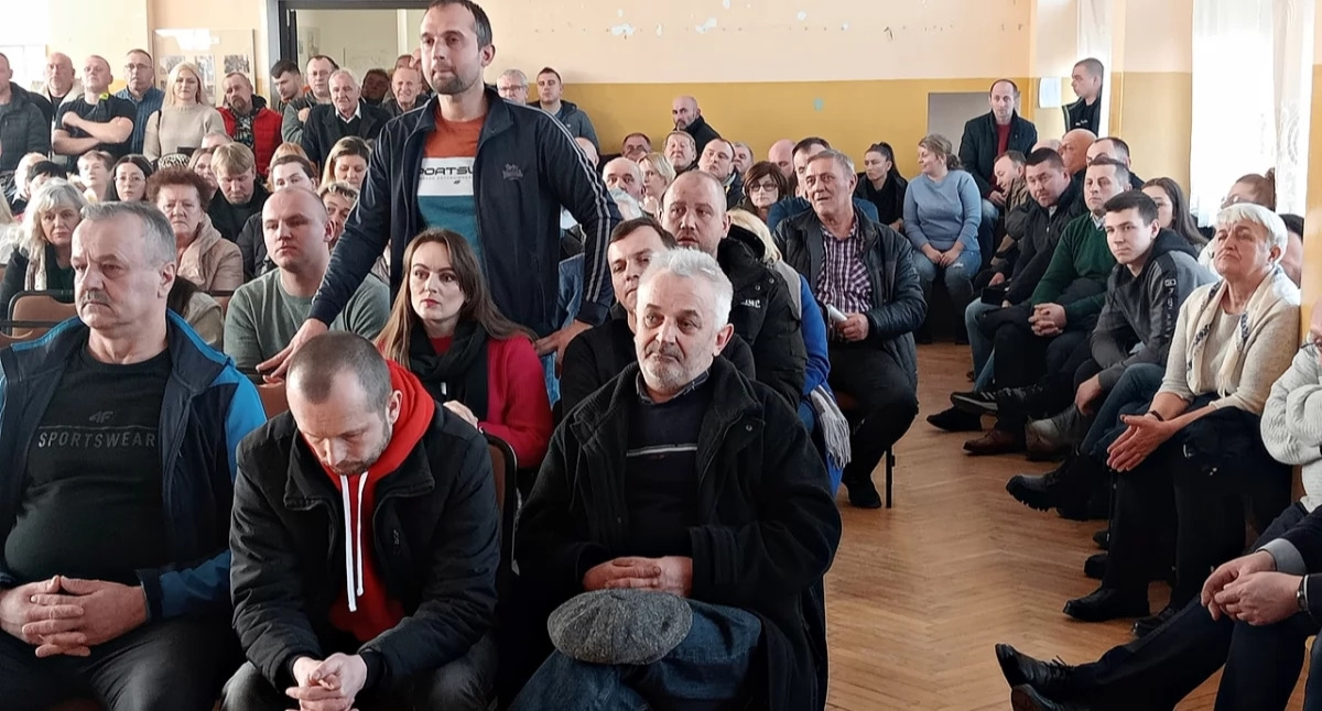 Nadkomplet mieszkańców przybył w niedzielne (23 lutego br.) wczesne popołudnie do domu ludowego, aby wziąć udział w zebraniu wiejskim sołectwa Wyszatyce. Fot. Mariusz Godos