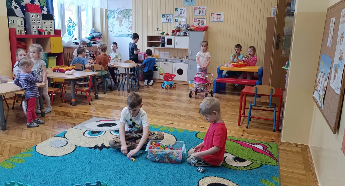 Przedszkole Miejskiej nr 4 „Zielony Zakątek” przy ul. Szymanowskiego w tej samej siedzibie istnieje od 78 lat! Wychowały się tam pokolenia, obecnie uczęszczają tam wnuki byłych absolwentów. To przedszkole ma swoją tradycję, klimat, specyfikę i mimo upływu lat nadal spełnia swoją rolę. Przedszkole posiada duży, zielony ogród, w którym dzieci spędzają czas jeśli tylko pozwalają na to warunki pogodowe. Fot. zbiory własne