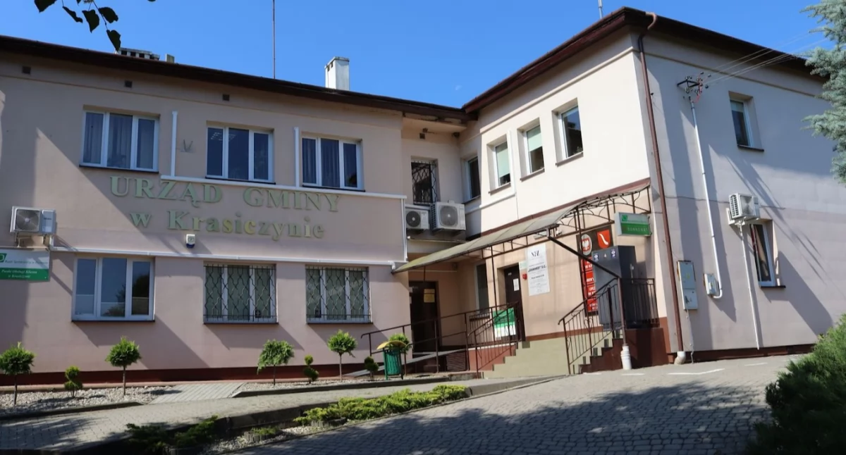 Urząd Gminy Krasiczyn nie prowadzi okienka kasowego. Opłaty lokalne na rzecz samorządu – jak podatek rolny, opłatę za ścieki czy opłatę skarbową – mieszkańcy mogą wnieść w placówce bankowej dzierżawiącej pomieszczenia od urzędu gminy. Zobowiązani są jednak ponieść prowizje od każdego rachunku./ FOT. UG Krasiczyn