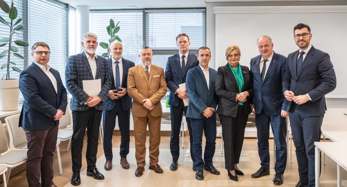 Umowę na opracowanie dokuemntacji projektowej dla planowanego odcinka drogi podpisano 18 lutego w Urzędzie Marszałkowskim Województwa Podkarpackiego./ FOT. UMWP