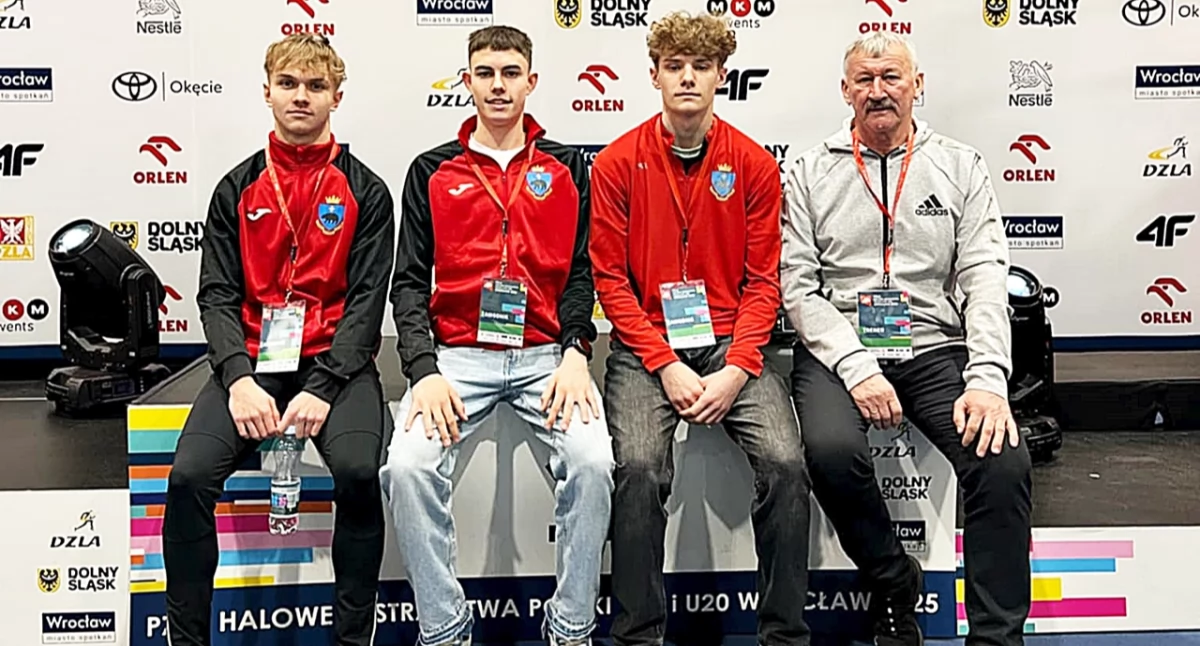 Męska część ekipy UKS „Tempo 5” Przemyśl podczas mistrzowskiej imprezy we Wrocławiu. Od lewej: Bartłomiej Kulpiński, Eryk Trojnar, Patryk Panyło i prezes klubu Krzysztof Sugier. Fot. zbiory własne