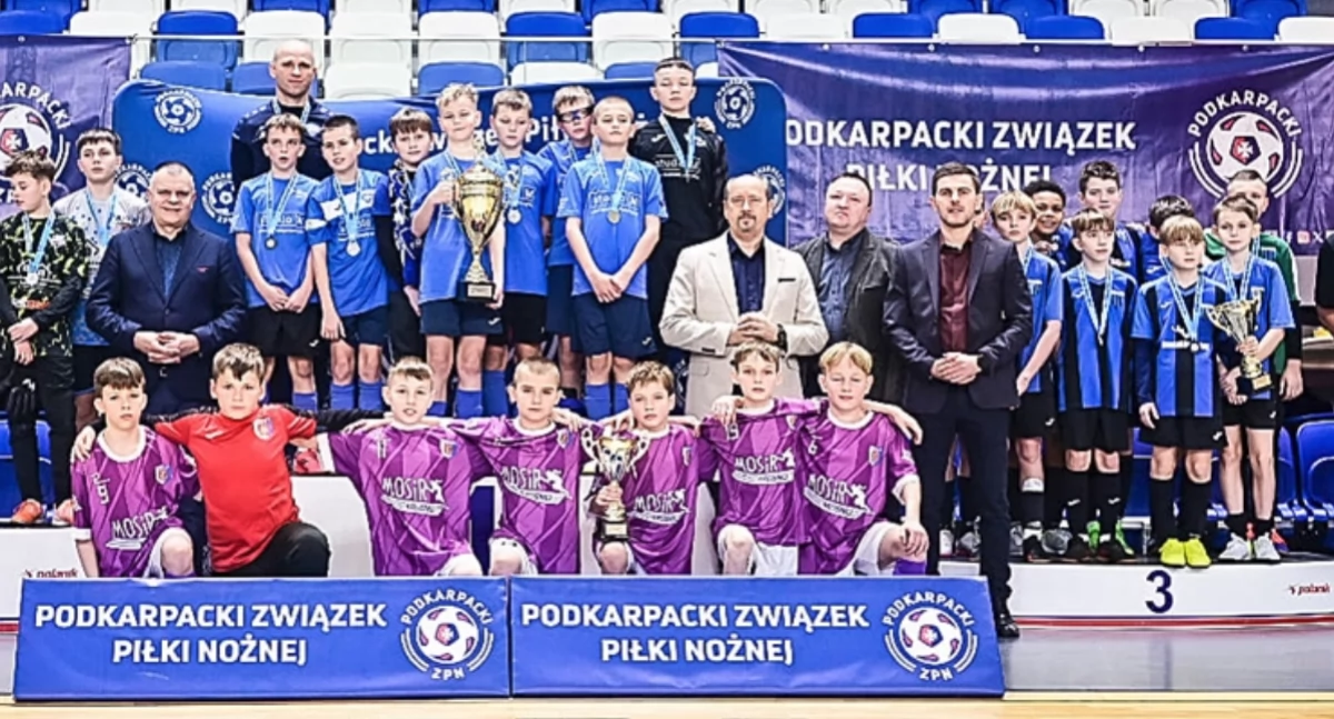 Podium Mistrzostw Podkarpacia w futsalu w kategorii wiekowej do 12 lat. Na najwyższym stopniu zespół SMS Przemyśl, podopieczni trenera Bartłomieja Klepackiego. Na trzecim jego stopniu młodzi zawodnicy SMS JKS Jarosław. Fot. Podkarpacki ZPN/Konrad Kwolek