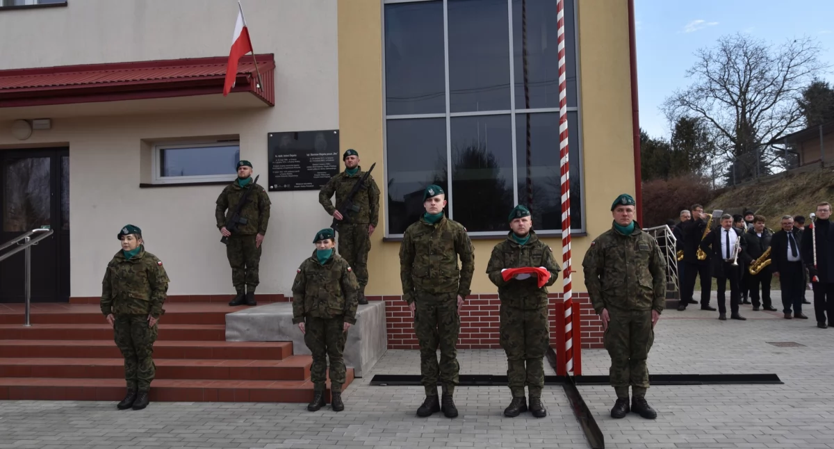 Uroczystość uświetniły poczty sztandarowe Wojska Polskiego, gminy Przeworsk, Ochotniczej Straży Pożarnej w Grzęsce oraz Szkoły Podstawowej w Grzęsce.