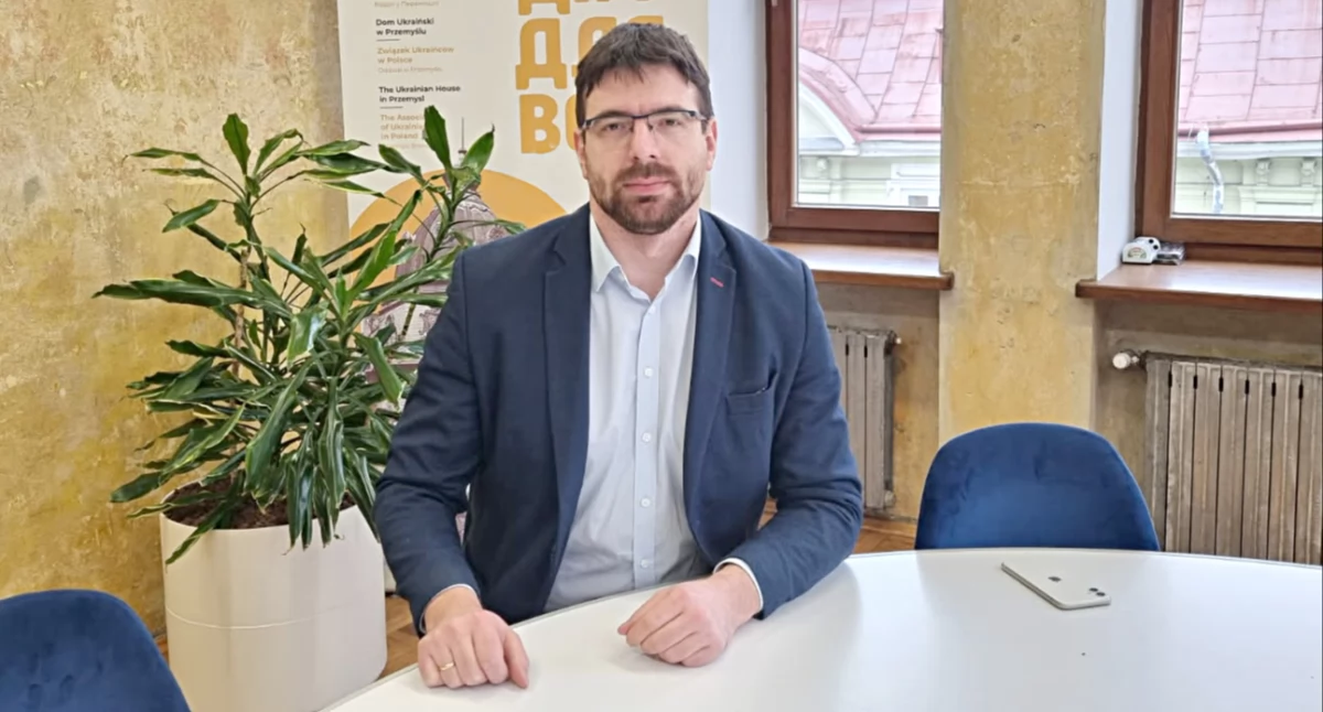 – Gdyby teraz ta wojna została wstrzymana, to Rosja zyskałaby kolejne 8 lat na rozbudowę militarną. Za 8 lat moje dzieci będą wchodziły w dorosłe życie. Bardzo nie chcę, żeby w wieku 19, 16, 15, 13 lat musiały podjąć walkę lub chronić się przed rosyjskimi żołnierzami, więc nie życzę tego ani swoim dzieciom, ani nikomu – mówi Igor Horków, przewodniczący Zarządu Związku Ukraińców w Polsce Oddział w Przemyślu./Fot. Artur Wilgucki 