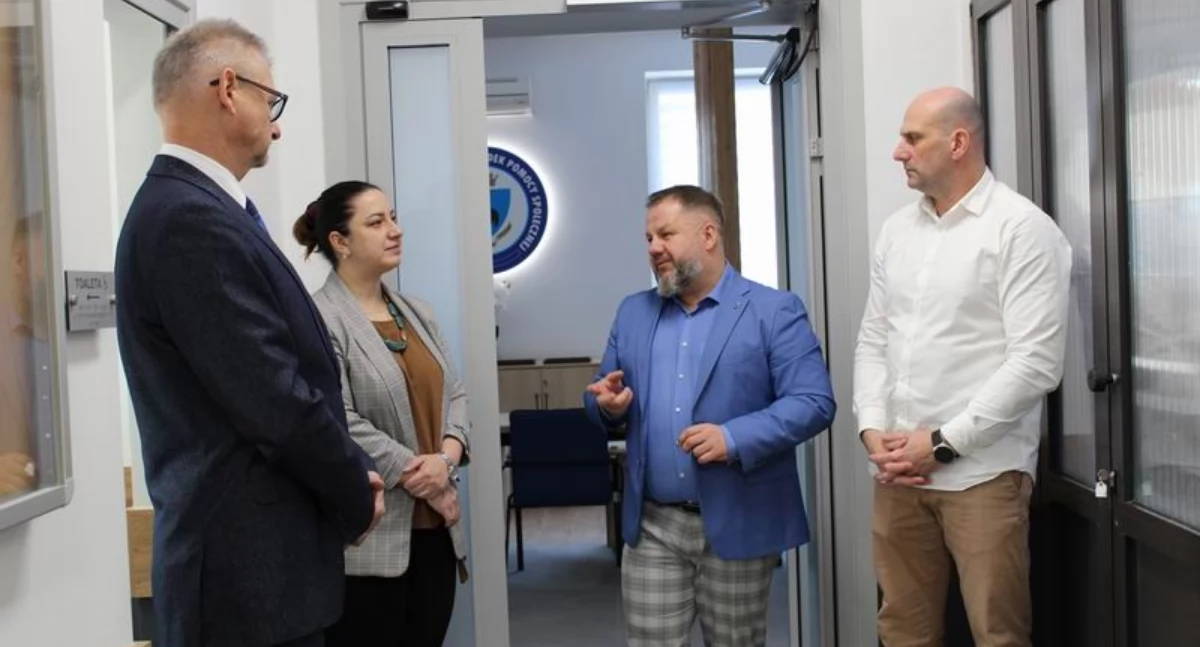 Na otwarciu odświeżonych pomieszczeń, których sercem jest pięknie urządzone Centrum Obsługi Mieszkańców, obecni byli m.in. zastępca prezydenta Przemyśla Krzysztof Majcher, Marta Bochenek-Bartnicka – wykładowca PANS oraz pracownicy ośrodka./ FOT. U. Gielo