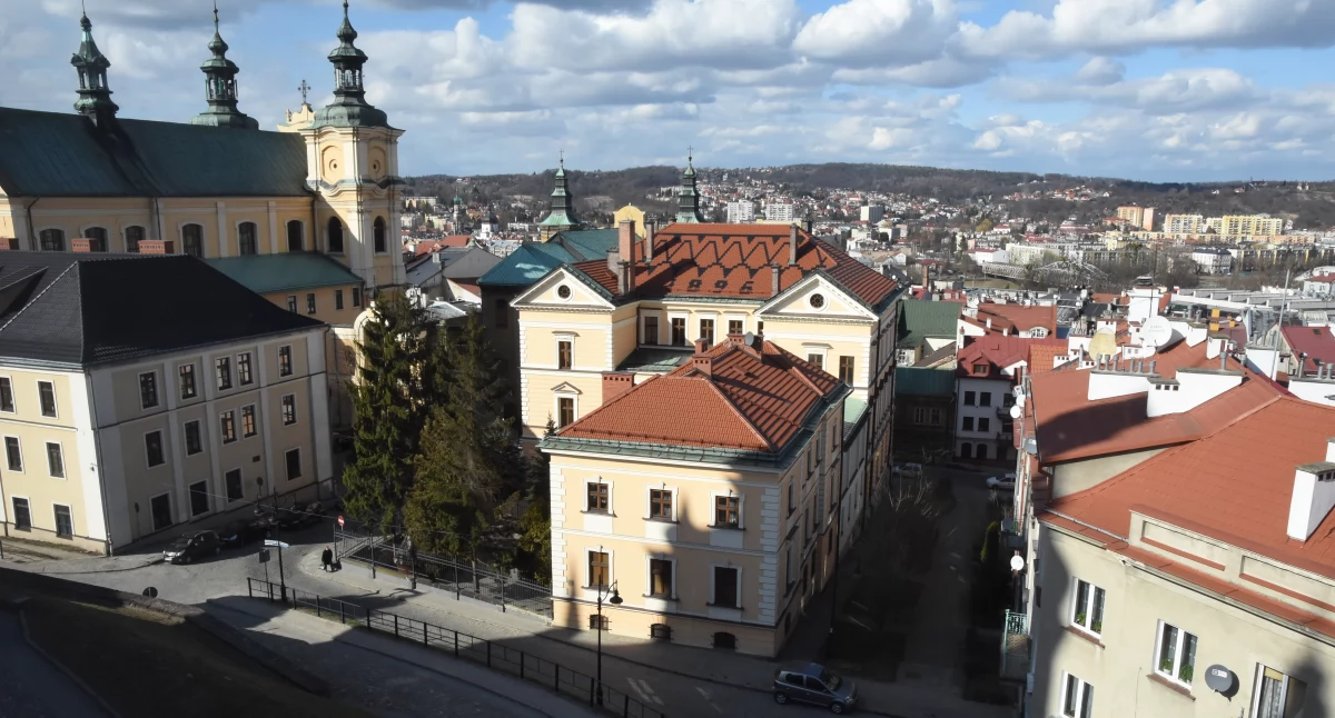 Mieszkańcy średnich miast, a do tych zaliczają się dawne miasta wojewódzkie, jak Przemyśl, które po reformie administracyjnej kraju stały się miastami na prawach powiatu, mają łącznie 8,8 mld zł nieuregulowanych zobowiązań. Wynikają one z mniejszych możliwości zarobkowania niż w dużych aglomeracjach i jednocześnie dużego apetytu na wyższy poziom życia./ FOT. archiwum ŻP