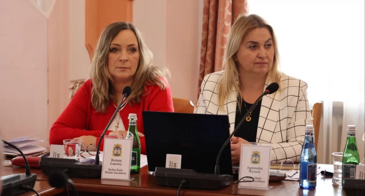 Tuż przed głosowaniem radna Agnieszka Wywrót (z prawej) zadeklarowała, ze weźmie w nim udział, zaznaczając, że w kontekście procedowanej uchwały nie dostrzega naruszenia interesu prawnego, natomiast burmistrz M. Narazerewicz złożył oświadczenie, że jeżeli stanie się to powodem do uchylenia uchwały, zwróci się do komisarza wyborczego w trybie pilnym o uchylenie radnej mandatu. Finalnie radna od głosu się wstrzymała./ FOT. UM Jarosław