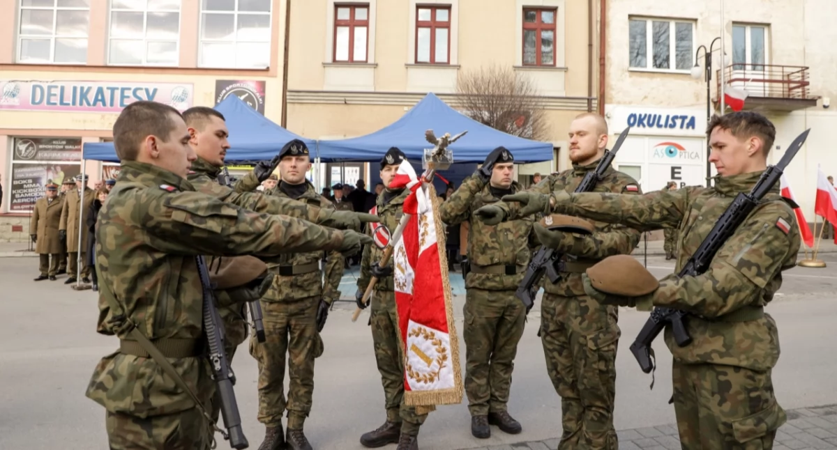 Słowa roty, będące zobowiązaniem do służby dla Rzeczpospolitej Polskiej, nowi terytorialsi wypowiedzieli w obecności wielu świadków./ FOT. UM Przeworsk