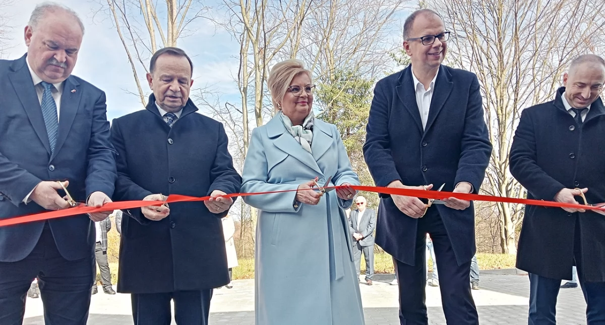 Przy tego typu uroczystościach nie mogło oczywiście zabraknąć symbolicznego przecięcia wstęgi. Od lewej: wicemarszałek województwa podkarpackiego Piotr Pilch, marszałek województwa podkarpackiego Władysław Ortyl, starosta przemyski Bożena Ryczan, prezydent Przemyśla Wojciech Bakun oraz dyrektora WSPR w Przemyślu Rafał Kijanka. Fot. Mariusz Godos