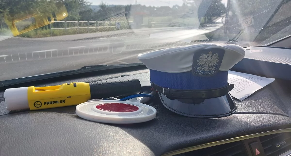 Policjanci wezwani przez egzaminatora sprawdzili stan trzeźwości 35-latka i wyszło na jaw, że ma w organizmie promil alkoholu. Za swój wybryk będzie odpowiadał przed sądem./ FOT. KMP Rzeszów