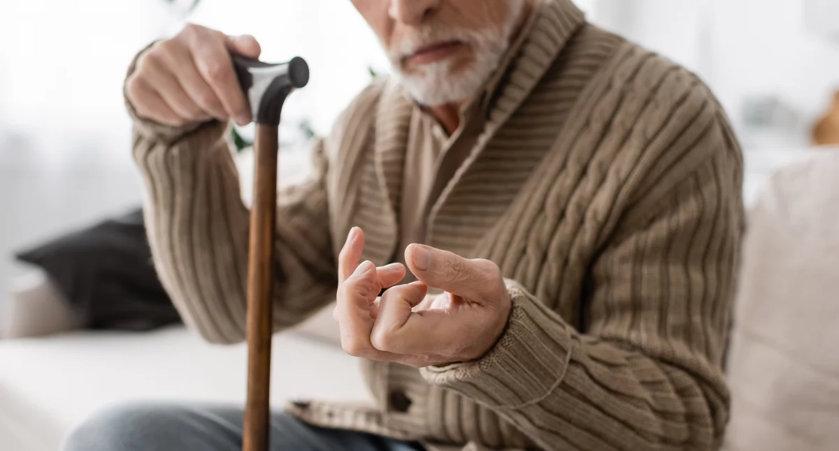 Według danych Serwisu Zdrowie, w Polsce na chorobę Parkinsona cierpi ok. 90 tys. osób. Choć jest to choroba przewlekła i postępująca, to dzięki rehabilitacji możliwe jest znaczące opóźnienie jej rozwoju oraz zmniejszenie negatywnych skutków związanych z utratą mobilności, niezależności czy zdolności komunikacyjnych.