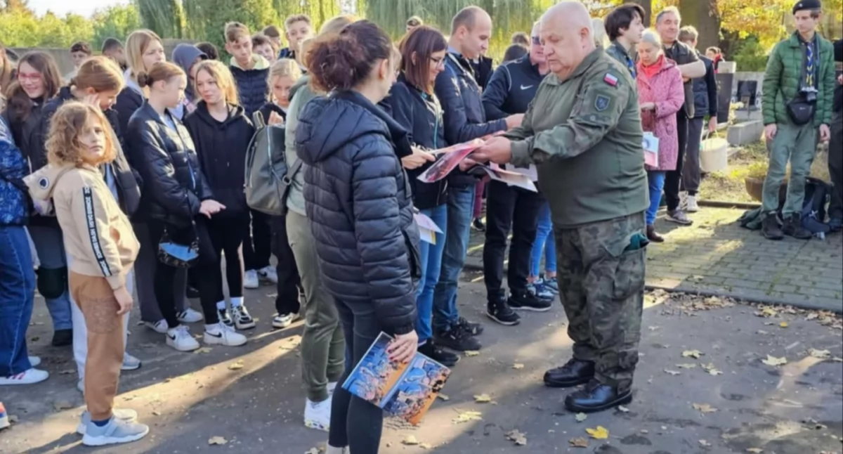 Podpułkownik rezerwy Zbigniew Zając w przemyskich jednostkach wojskowych spędził aż 21 lat zawodowej służby. To on jest inicjatorem akcji pod hasłem „Kartka dla Żołnierzy”. Fot. zbiory własne