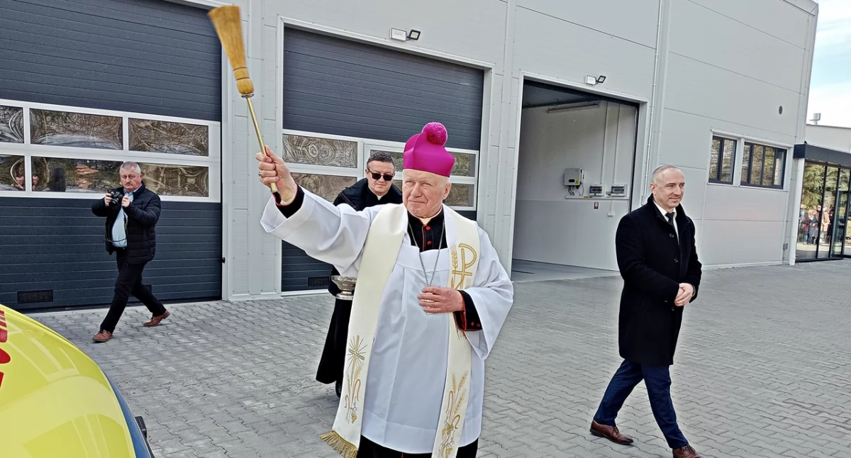 Podczas ceremonii doszło także do przekazania pięciu nowych ambulansów na potrzeby Wojewódzkiej Stacji Pogotowia Ratunkowego w Przemyślu. Poświęcił je (podobnie jak cały kompleks) metropolita przemyski abp Adam Szal. Fot. Mariusz Godos