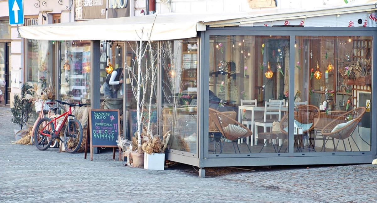 Jesienno-zimowych ogródków gastronomicznych w Przemyślu jest ledwie kilka. Wielu z tych, które znakomicie funkcjonują wiosną i latem, próżno w tym okresie szukać. Fot. Mariusz Godos