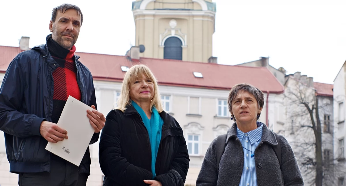 Od lewej: Tomasz Sawka, Grażyna Niezgoda i Joanna Markin. Osoby bezpośrednio zaangażowane w sprawę nadsańskiego wybrzeża, które złożyły w przemyskim magistracie obywatelski projekt uchwały. Fot. Mariusz Godos