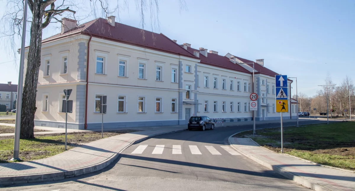 Przebudowa budynku dawnych koszar austriackich zaadaptowanych na potrzeby Szkoły Podstawowej przy ulicy Lwowskiej 20 w Radymnie została nominowana w 29. edycji Ogólnopolskiego Konkursu „Modernizacja Roku&Budowa XXI wieku”. Fot. UM Radymno