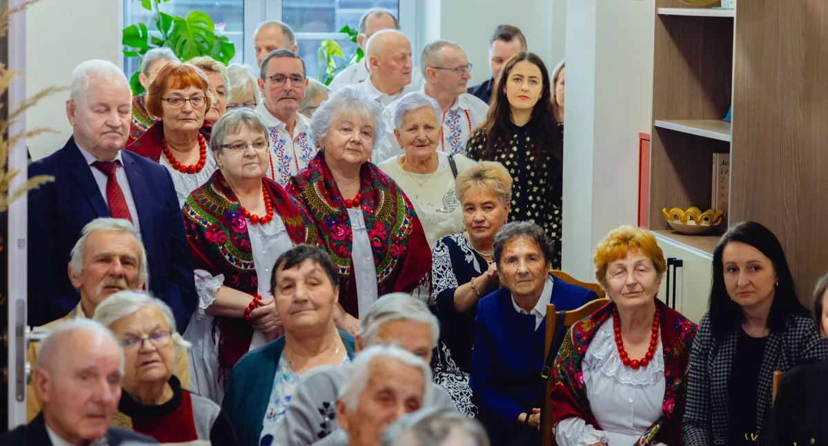 Przedstawiciele starszego  pokolenia dowiedli, że potrafią się znakomicie bawić i spędzać czas przy muzyce i śpiewach oraz wspólnych rozmowach./ FOT. R. Babiarz/ CUS Adamówka