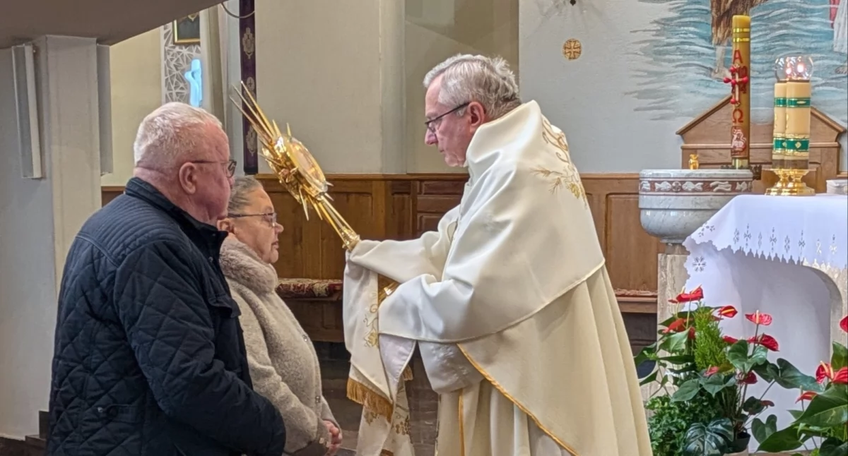 Sprawujący eucharystię ks. proboszcz Jerzy Gwizdak udzielił na niej małżonkom błogosławieństwa na dalszą drogę życia./ FOT. UG Orły
