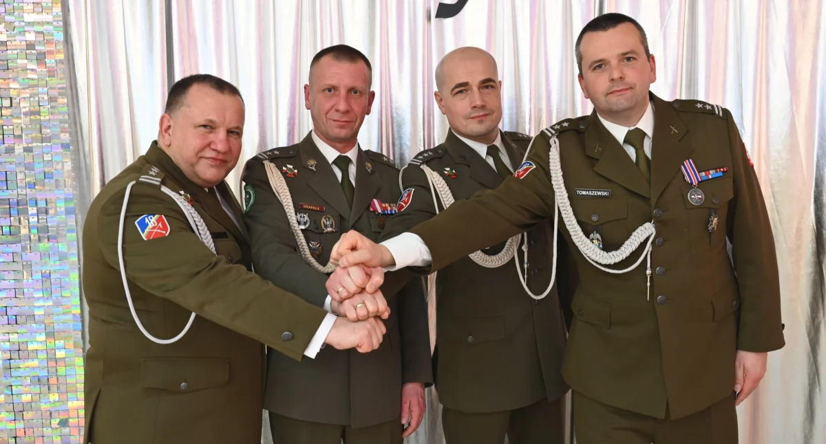 Przedstawiciele służb mundurowych z terenu powiatu jarosławskiego bawili się w Jaśminowym Dworze w Rokietnicy. / FOT. P. Strawa