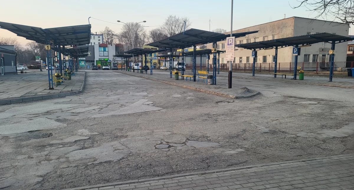 Mimo że dworzec PKS w Przeworsku to niejako wizytówka miasta, miejsce przesiadkowe i pierwszy punkt, z którym stykają się przyjeżdżający do Przeworska, jego stan techniczny jest fatalny./ FOT. ZW