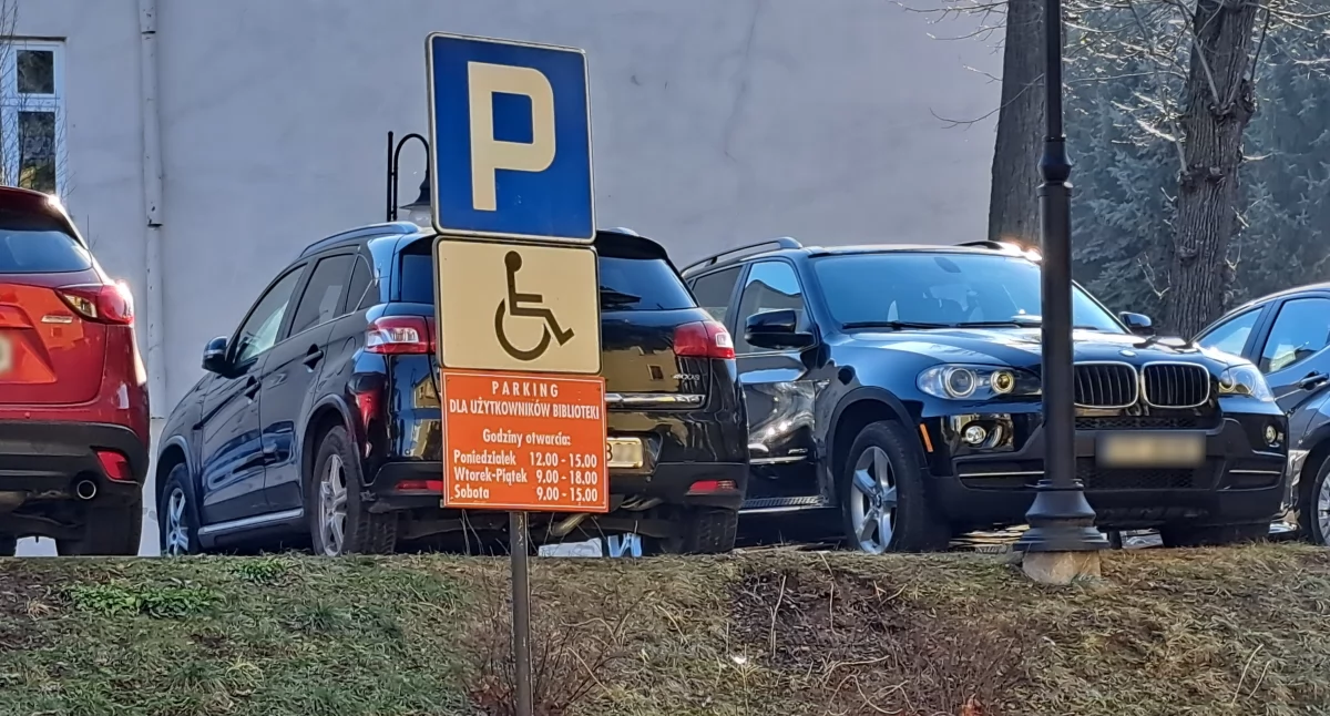 Czy planowana zmiana organizacji ruchu ul. Grodzkiej zniweluje problemy zmotoryzowanych użytkowników biblioteki z dostępem do niej? Można w to powątpiewać, bo przecież jednym z powodów wybierania parkingu przy placówce przez niekoniecznie zainteresowanych bibliotecznymi zbiorami kierowców może być m.in. fakt, że nie trzeba płacić tam za pozostawienie samochodu./ FOT. U. Gielo