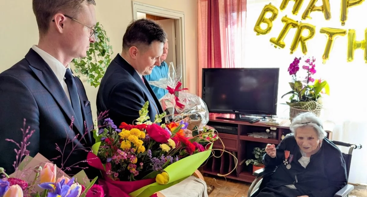 Główna bohaterka wydarzenia, mimo zacnego wieku, wciąż zachowuje bystrość umysłu. Z ochotą uczestniczyła w rozmowie, przyjmując życzenia, podarki i kwiaty od przybyłych gości./ FOT. UM Jarosław