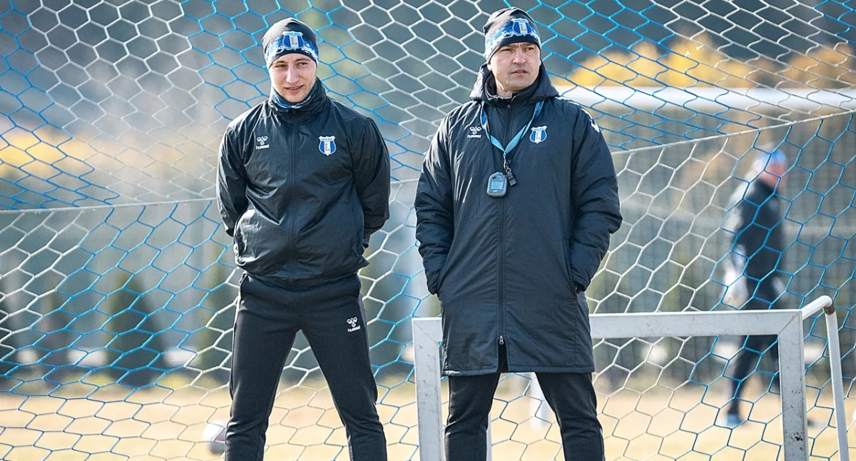 Przed Łukaszem Surmą (z prawej) i jego sztabem szkoleniowym jeszcze sporo pracy. Oby czasu wystarczyło... Fot. Pogoń-Sokół Lubaczów