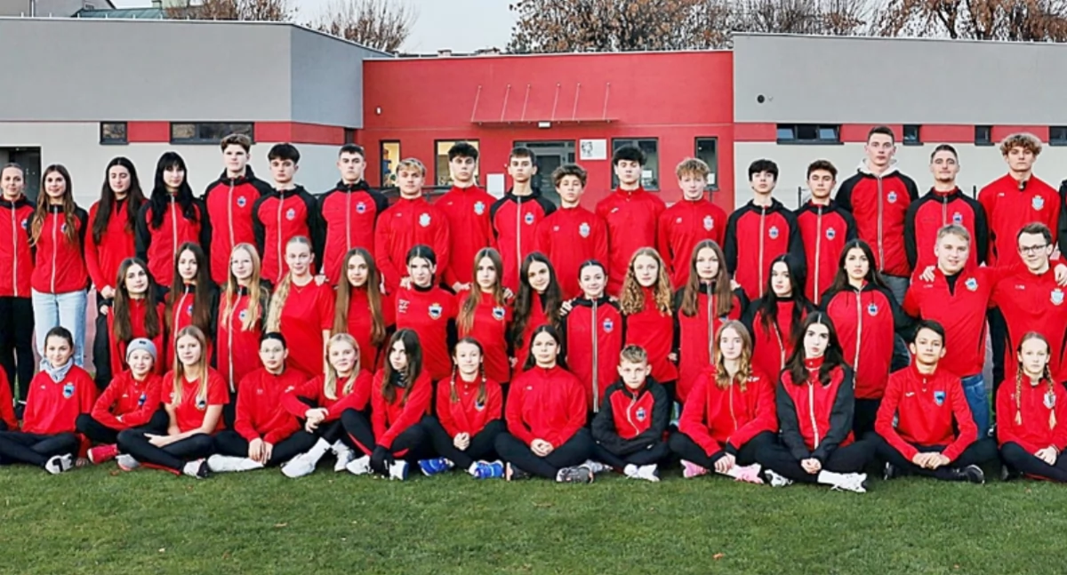 Lekkoatletyczna rodzina UKS „Tempo 5” Przemyśl po raz kolejny jest najlepszą w naszym regionie w klasyfikacji współzawodnictwa sportowego dzieci i młodzież. Fot. zbiory własne