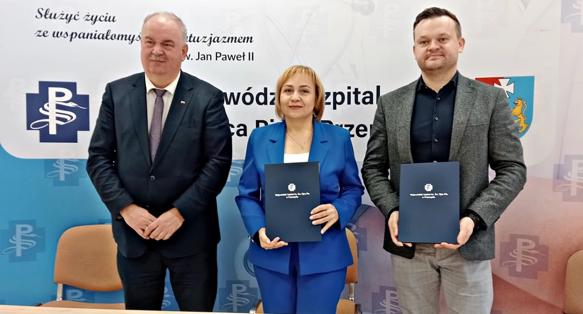 W podpisaniu umowy wzięli udział dyrektor szpitala na Monte Cassino Barbar Stawarz, wicemarszałek województwa podkarpackiego, przemyślanin, Piotr Pilch (z lewej) oraz członek zarządu spółki „Adamietz” ze Strzelec Opolskich Piotr Kutyba. Fot. Mariusz Godos 