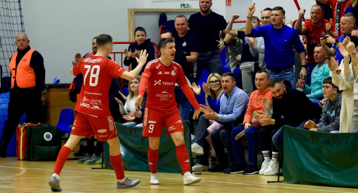 Artem Fareniuk (nr 9) imponuje formą strzelecką. W poprzedniej kolejce FOGO Futsal Ekstraklasy strzelił dwie bramki ekipie z Leszna, w Warszawie z Legią Futsal kolejne trzy. Fot. Kamil Krukiewicz